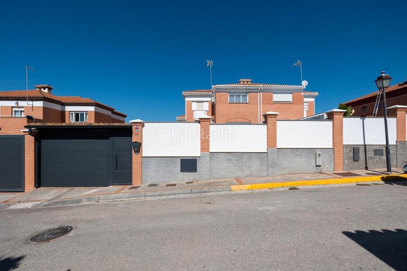 Foto 91fa8591-7f0c-44c6-80b0-2aec778a0c4c. Chalet imagina un refugio encantador, un chalet que se erige como un sueño hecho realidad, donde cada rincón respira romance y cercanía. en Albolote