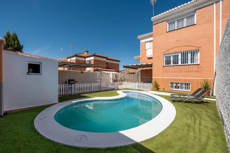 Foto 9b0ddab3-104f-4dae-9906-24cbf09faad9. Chalet imagina un refugio encantador, un chalet que se erige como un sueño hecho realidad, donde cada rincón respira romance y cercanía. en Albolote