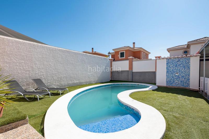 Foto b3a283b1-124a-46d0-a999-78f2f88a4a57. Chalet imagina un refugio encantador, un chalet que se erige como un sueño hecho realidad, donde cada rincón respira romance y cercanía. en Albolote