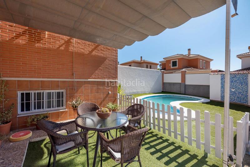 Foto b65a4500-3fc4-4374-8eba-7b541b05eecf. Chalet imagina un refugio encantador, un chalet que se erige como un sueño hecho realidad, donde cada rincón respira romance y cercanía. en Albolote