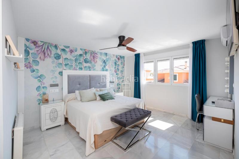 Foto bf8a4d19-abf5-4a3a-8948-763239a978e2. Chalet imagina un refugio encantador, un chalet que se erige como un sueño hecho realidad, donde cada rincón respira romance y cercanía. en Albolote