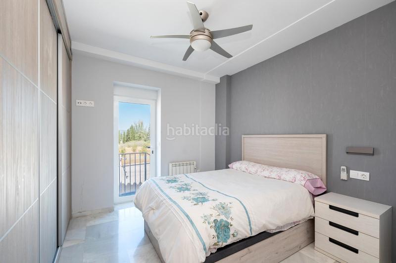 Foto c77e0f7d-f934-4929-bbcf-842e5b0957d5. Chalet imagina un refugio encantador, un chalet que se erige como un sueño hecho realidad, donde cada rincón respira romance y cercanía. en Albolote