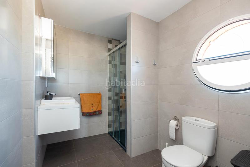 Foto c97e6453-2b81-4181-9c90-518a6e5aed87. Chalet imagina un refugio encantador, un chalet que se erige como un sueño hecho realidad, donde cada rincón respira romance y cercanía. en Albolote
