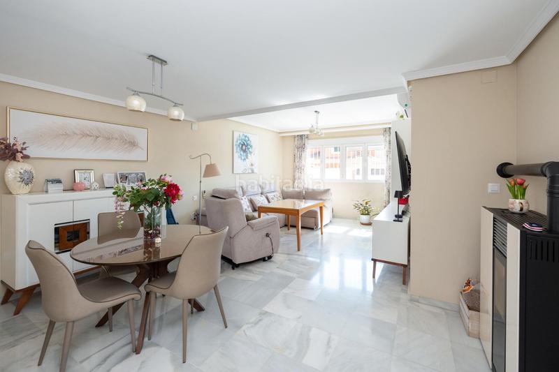 Foto cdf606d2-5b0e-40ce-82e7-96e03f838009. Chalet imagina un refugio encantador, un chalet que se erige como un sueño hecho realidad, donde cada rincón respira romance y cercanía. en Albolote