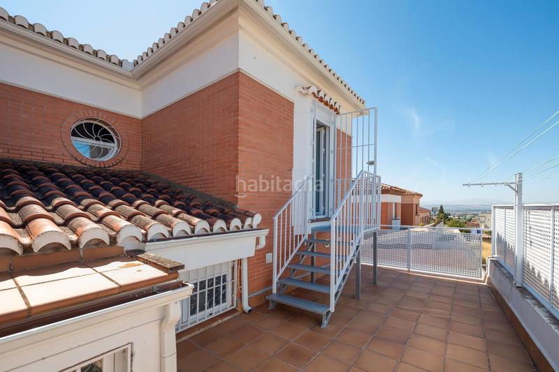 Foto d5d7f567-bac6-41f0-968c-2ed8ff2f7d98. Chalet imagina un refugio encantador, un chalet que se erige como un sueño hecho realidad, donde cada rincón respira romance y cercanía. en Albolote