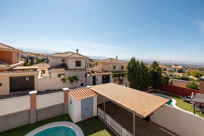 Foto de05e52d-76ca-4935-aa5f-29df61056e62. Chalet imagina un refugio encantador, un chalet que se erige como un sueño hecho realidad, donde cada rincón respira romance y cercanía. en Albolote