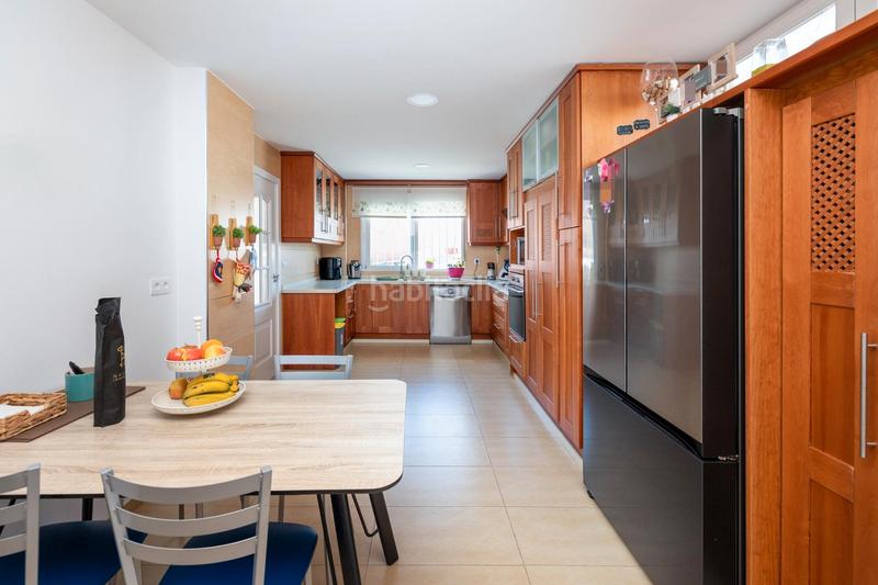 Foto f8ce4227-c3ef-4353-a830-c4c031a56683. Chalet imagina un refugio encantador, un chalet que se erige como un sueño hecho realidad, donde cada rincón respira romance y cercanía. en Albolote