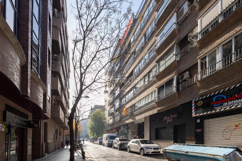 Foto 4e9ef0fb-8be8-477b-a90d-c0557437f146. Piso te presentamos este amplio y luminoso piso de 134 m² construidos en pleno centro de la ciudad, la plaza de menorca. situado en la en Granada