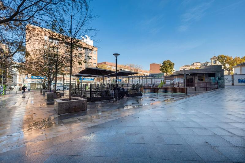 Foto 5797d417-c7bf-46ac-9900-6358820f5e4d. Piso te presentamos este amplio y luminoso piso de 134 m² construidos en pleno centro de la ciudad, la plaza de menorca. situado en la en Granada