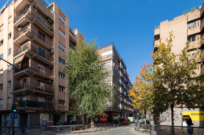 Foto 5e5d7acc-836b-4ec0-b2ab-5e9e63e59b0e. Piso te presentamos este amplio y luminoso piso de 134 m² construidos en pleno centro de la ciudad, la plaza de menorca. situado en la en Granada
