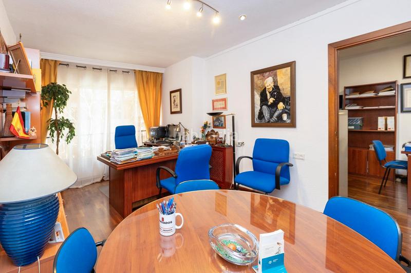 Foto 758d8880-6ca8-4426-aa92-ce6a94e84eb1. Piso te presentamos este amplio y luminoso piso de 134 m² construidos en pleno centro de la ciudad, la plaza de menorca. situado en la en Granada