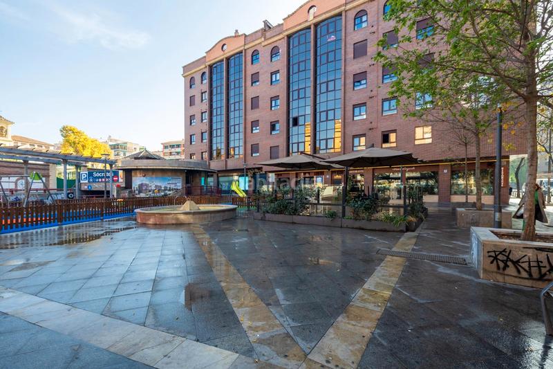 Foto 7a720b74-1a57-43c4-bc4c-7fee6026a724. Piso te presentamos este amplio y luminoso piso de 134 m² construidos en pleno centro de la ciudad, la plaza de menorca. situado en la en Granada
