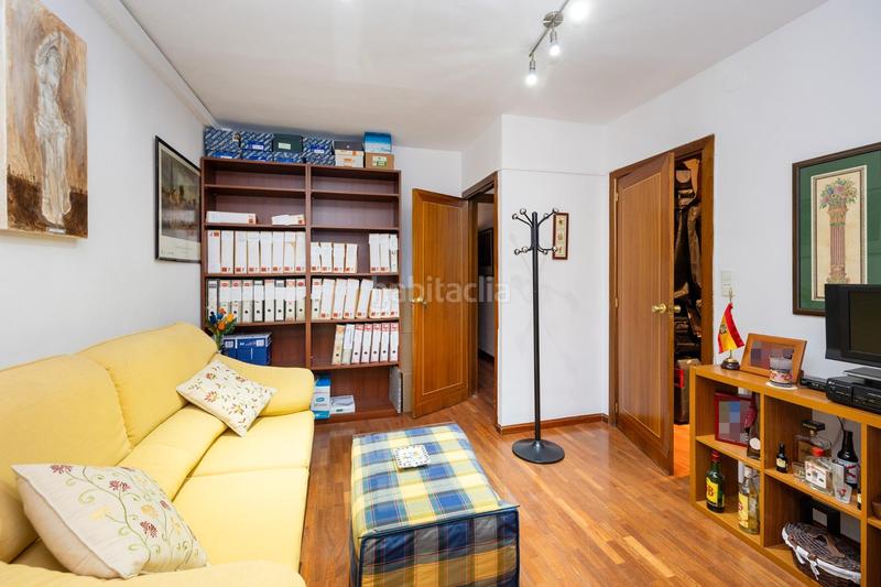Foto 80739d06-43c6-42c9-91a4-d79f598bfa8b. Piso te presentamos este amplio y luminoso piso de 134 m² construidos en pleno centro de la ciudad, la plaza de menorca. situado en la en Granada