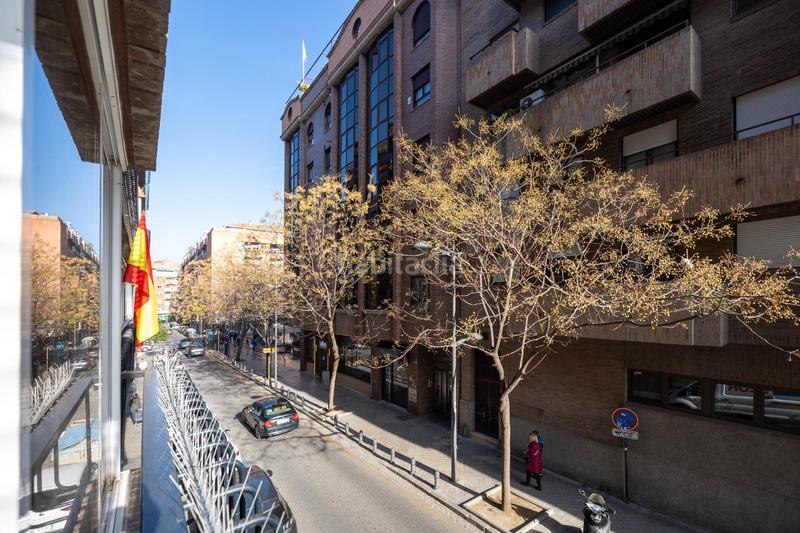 Foto 86ba43ed-d36f-4ffd-b372-89c8e5d277dc. Piso te presentamos este amplio y luminoso piso de 134 m² construidos en pleno centro de la ciudad, la plaza de menorca. situado en la en Granada