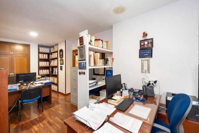 Foto a304b6c7-950d-4bbf-9820-2a13ffea0a02. Piso te presentamos este amplio y luminoso piso de 134 m² construidos en pleno centro de la ciudad, la plaza de menorca. situado en la en Granada