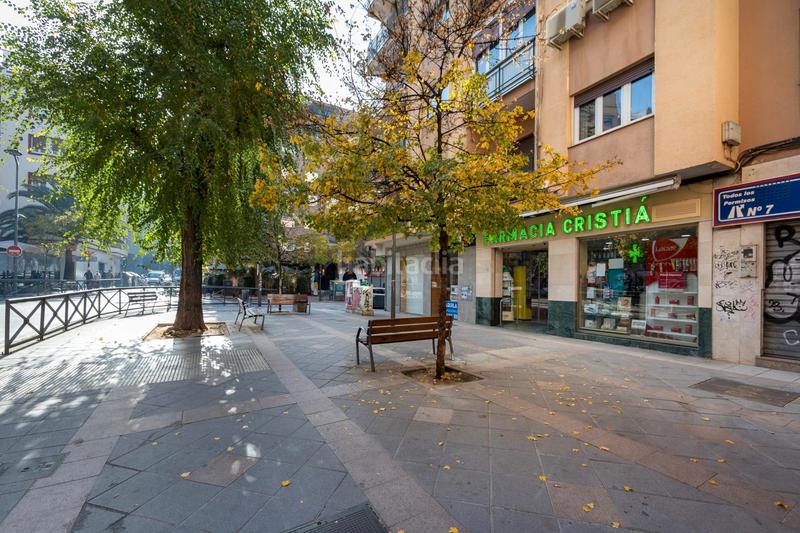 Foto ab840f18-3331-4dee-a684-c859d9949047. Piso te presentamos este amplio y luminoso piso de 134 m² construidos en pleno centro de la ciudad, la plaza de menorca. situado en la en Granada
