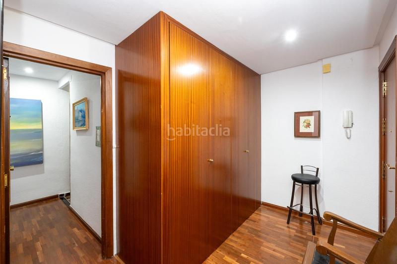 Foto b8bf16b1-8f35-4f4c-ba85-ce905cdf7bb3. Piso te presentamos este amplio y luminoso piso de 134 m² construidos en pleno centro de la ciudad, la plaza de menorca. situado en la en Granada