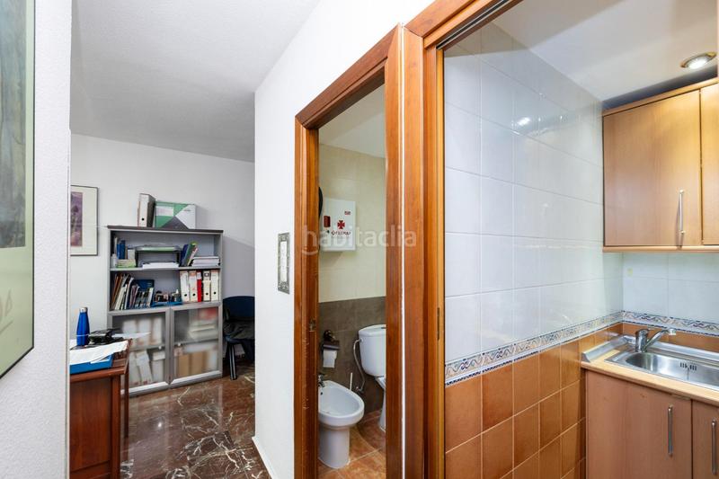 Foto bae52a2d-f041-48f8-8177-f84c18a2e000. Piso te presentamos este amplio y luminoso piso de 134 m² construidos en pleno centro de la ciudad, la plaza de menorca. situado en la en Granada