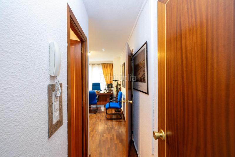 Foto db8916b9-7192-40d2-9580-7050d507a7a9. Piso te presentamos este amplio y luminoso piso de 134 m² construidos en pleno centro de la ciudad, la plaza de menorca. situado en la en Granada
