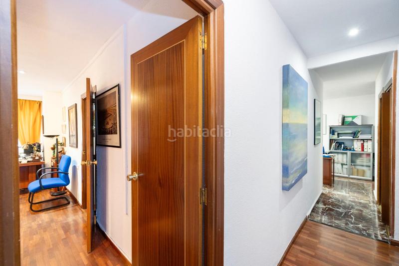 Foto ecf51db2-3723-4f7a-83b2-1a6c04dacadf. Piso te presentamos este amplio y luminoso piso de 134 m² construidos en pleno centro de la ciudad, la plaza de menorca. situado en la en Granada