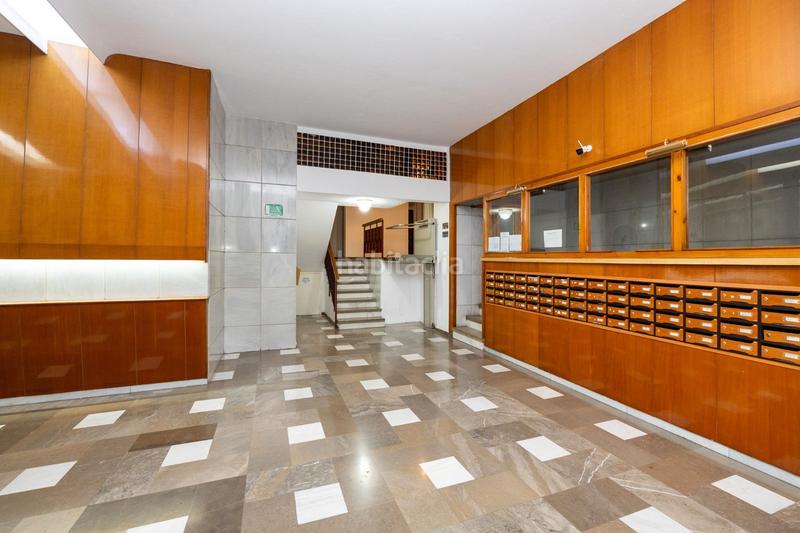 Foto fb437fbc-eb0a-4870-b804-78dc58184ed0. Piso te presentamos este amplio y luminoso piso de 134 m² construidos en pleno centro de la ciudad, la plaza de menorca. situado en la en Granada