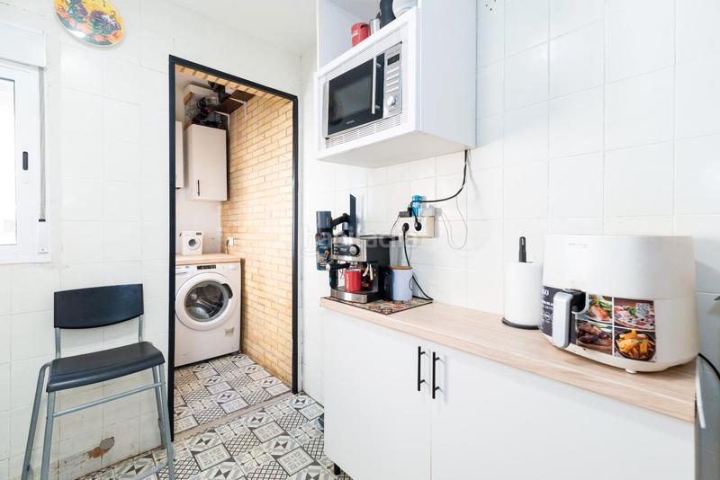 Foto 0c1fa63b-157e-4dd0-890f-6cd0eca043c4. Piso os presentamos este espacioso y moderno piso de 100 m² construidos ideal para quienes buscan comodidad, luminosidad y una excelent en Albolote