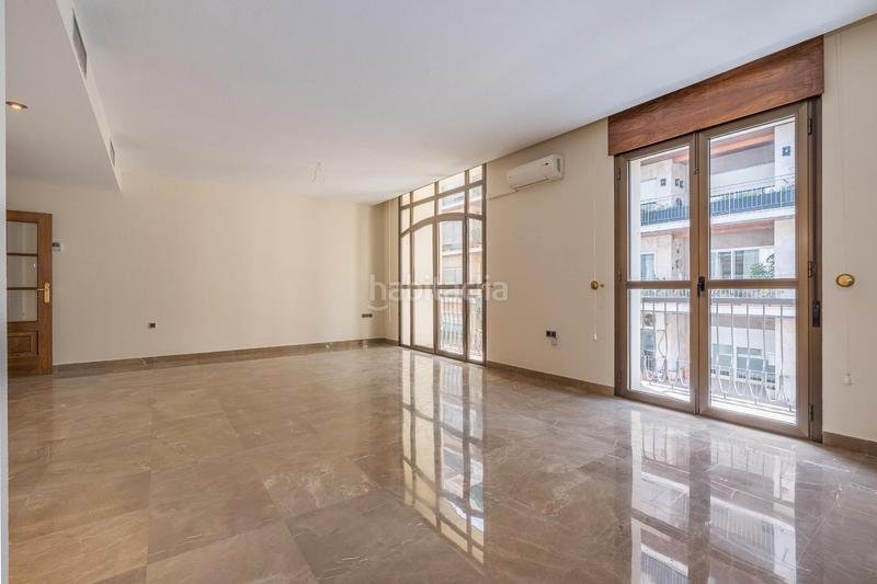 Foto 09ddd1fd-e6a4-4eec-9fe1-aa2df1cf12d2. Piso descubre este magnífico piso en el corazón , ubicado en la emblemática calle ángel ganivet. con una superficie total de en Granada