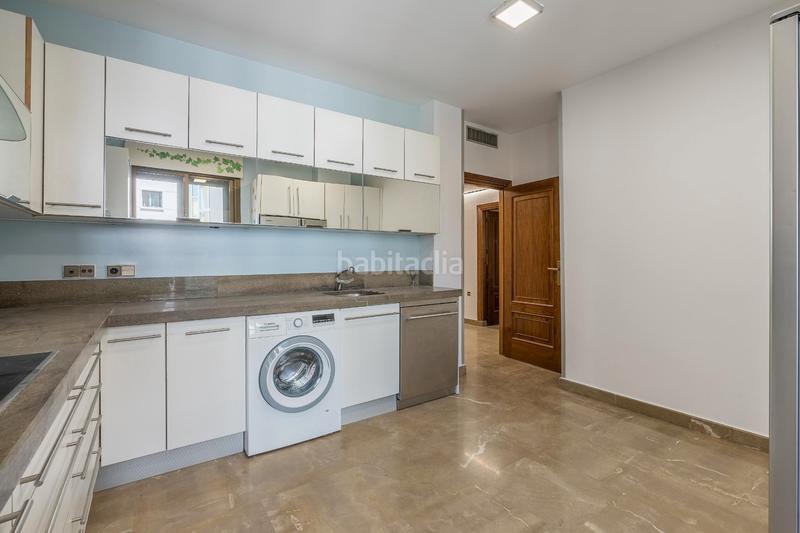 Foto 1e79699c-854d-45fb-a8a0-ffb5ba5462de. Piso descubre este magnífico piso en el corazón , ubicado en la emblemática calle ángel ganivet. con una superficie total de en Granada