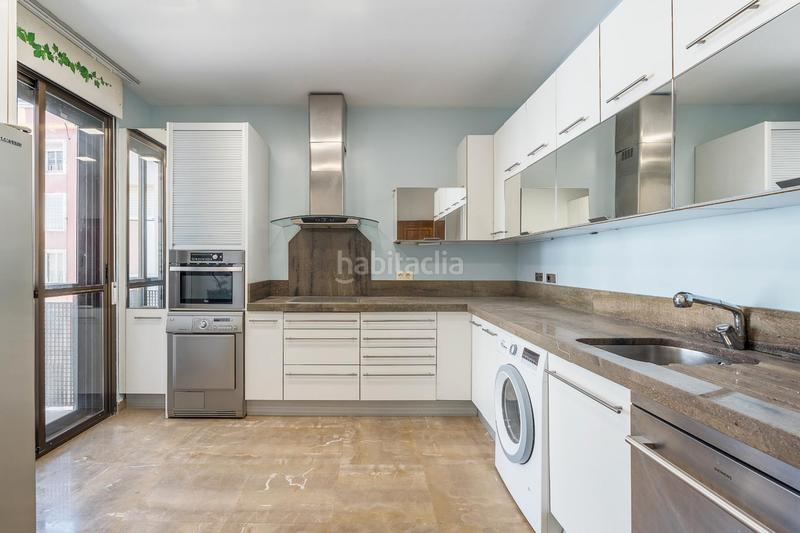 Foto 217f9149-5928-42e6-9e94-a9d81c03f188. Piso descubre este magnífico piso en el corazón , ubicado en la emblemática calle ángel ganivet. con una superficie total de en Granada
