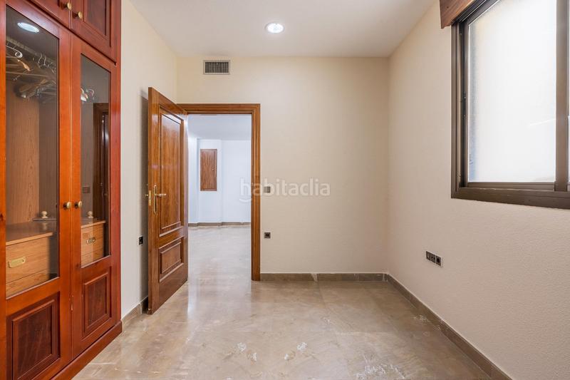 Foto 2a37386b-55d5-4d3f-9f97-f30764afa8b1. Piso descubre este magnífico piso en el corazón , ubicado en la emblemática calle ángel ganivet. con una superficie total de en Granada