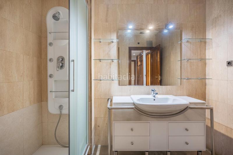 Foto 568fee5e-1b82-48d9-a0d3-f8ab8f8ae0c2. Piso descubre este magnífico piso en el corazón , ubicado en la emblemática calle ángel ganivet. con una superficie total de en Granada