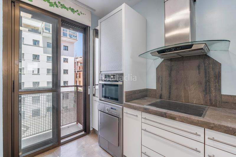 Foto b373e2b2-adae-4294-b298-7e64c9567d05. Piso descubre este magnífico piso en el corazón , ubicado en la emblemática calle ángel ganivet. con una superficie total de en Granada