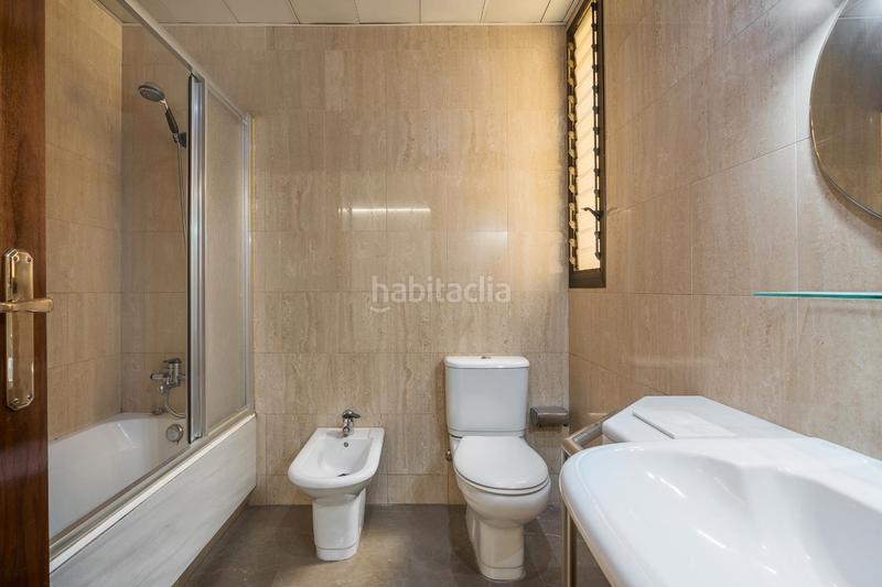 Foto b4ca656c-b18f-4638-8c12-dd93b320cbea. Piso descubre este magnífico piso en el corazón , ubicado en la emblemática calle ángel ganivet. con una superficie total de en Granada