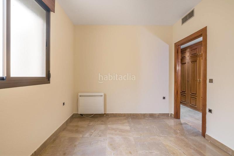 Foto b658ddf4-f33a-41cf-96c0-a8eafd8a8722. Piso descubre este magnífico piso en el corazón , ubicado en la emblemática calle ángel ganivet. con una superficie total de en Granada