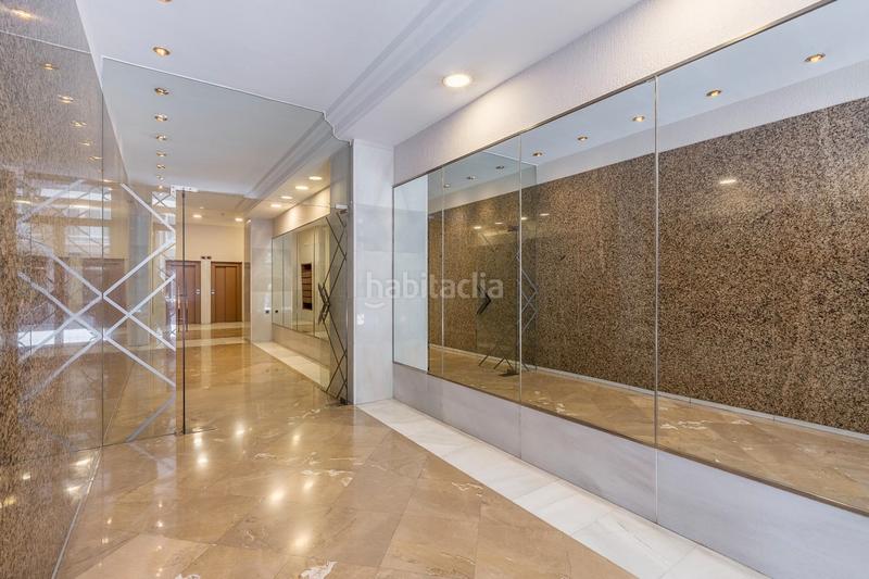 Foto cc92504a-db35-4586-b466-3c0f9c78fc60. Piso descubre este magnífico piso en el corazón , ubicado en la emblemática calle ángel ganivet. con una superficie total de en Granada