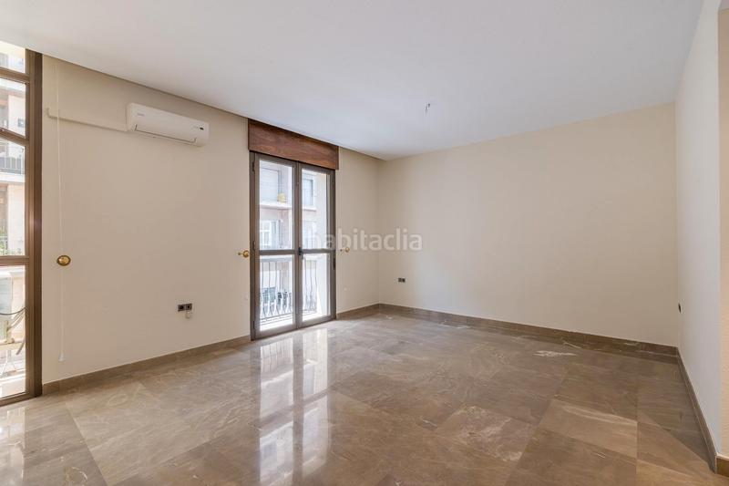 Foto d8c9edf3-c07d-4472-bf79-1ddef5413159. Piso descubre este magnífico piso en el corazón , ubicado en la emblemática calle ángel ganivet. con una superficie total de en Granada