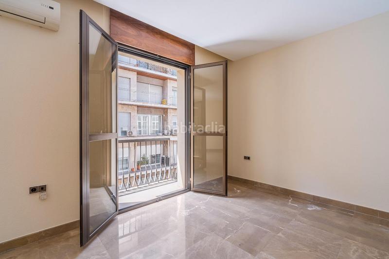 Foto e18587fb-a2f5-4968-b183-b44ebe008f67. Piso descubre este magnífico piso en el corazón , ubicado en la emblemática calle ángel ganivet. con una superficie total de en Granada