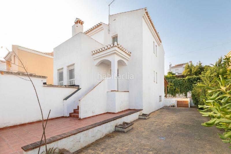 Foto 01cfc42d-78cd-4712-bf52-58ba78dddc9d. Chalet ponemos a la venta un amplio chalet independiente en la prestigiosa urbanización loma verde , se encuentra entre las ur en Albolote