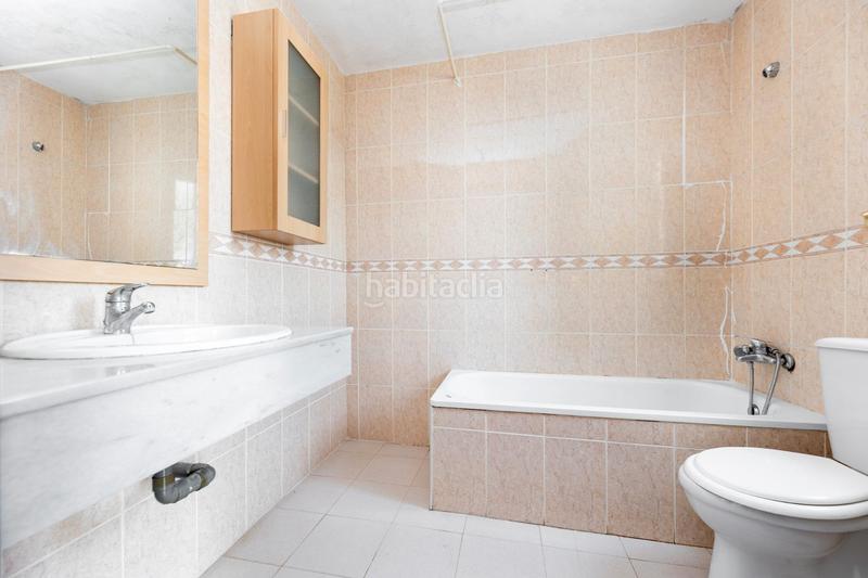 Foto bb52cdb8-1aeb-41bd-a3bf-5023604a361a. Chalet ponemos a la venta un amplio chalet independiente en la prestigiosa urbanización loma verde , se encuentra entre las ur en Albolote