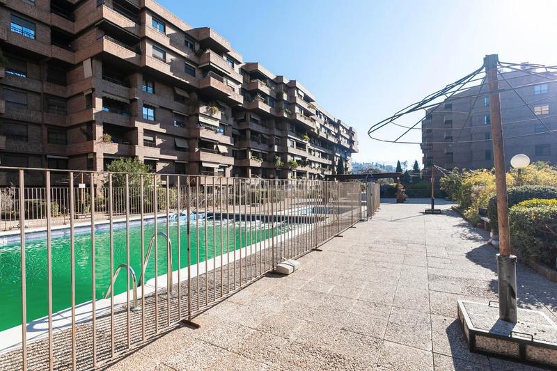 Foto f30e24c9-5592-4d1c-bccf-8bbad36eed07. Piso ¡vive en el corazón con todo el confort y lujo que mereces! te presentamos esta espectacular propiedad situada en una en Granada