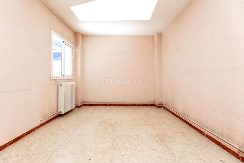 Foto 17ebb84e-7f7a-451f-857d-92b4512a7f51. Piso junto a hipercor, en la calle cañaveral, y muy cerca de la facultad de ciencias, sale a la venta este piso en primera planta con a en Granada