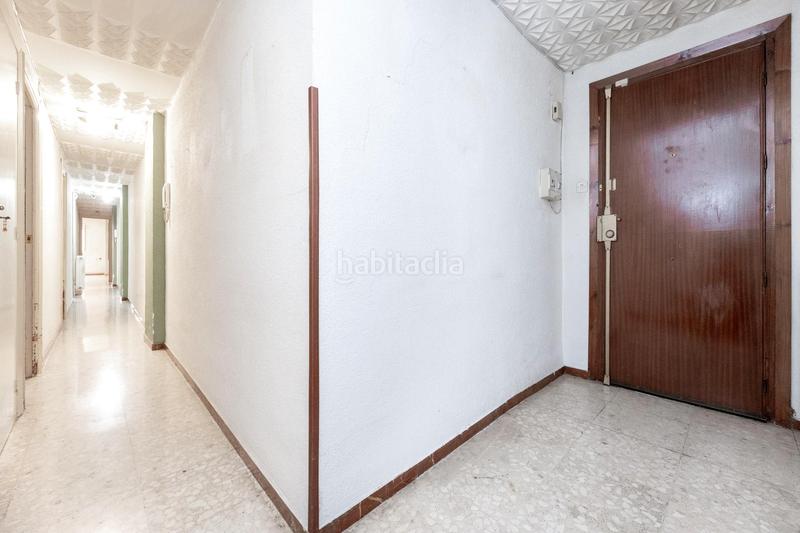 Foto 2220dff1-b5fb-410d-8592-970ef79881f9. Piso junto a hipercor, en la calle cañaveral, y muy cerca de la facultad de ciencias, sale a la venta este piso en primera planta con a en Granada
