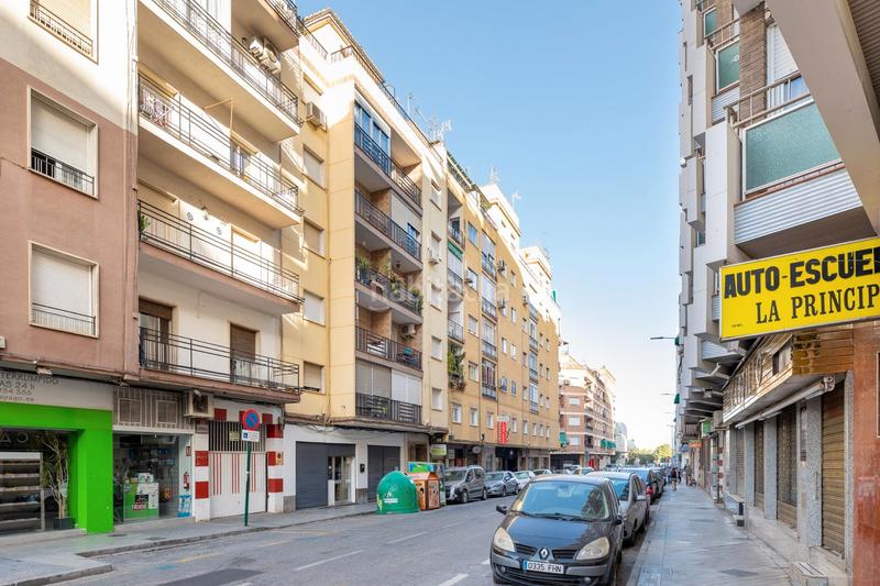 Foto 562d5594-5386-4f96-8b49-398ba8703b79. Piso junto a hipercor, en la calle cañaveral, y muy cerca de la facultad de ciencias, sale a la venta este piso en primera planta con a en Granada