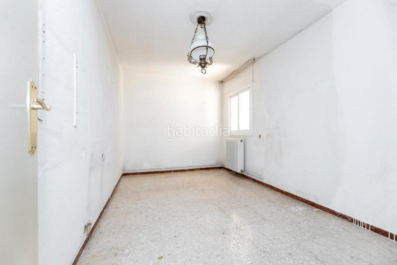 Foto 7805f31d-4202-4808-acc6-5913fb86b394. Piso junto a hipercor, en la calle cañaveral, y muy cerca de la facultad de ciencias, sale a la venta este piso en primera planta con a en Granada