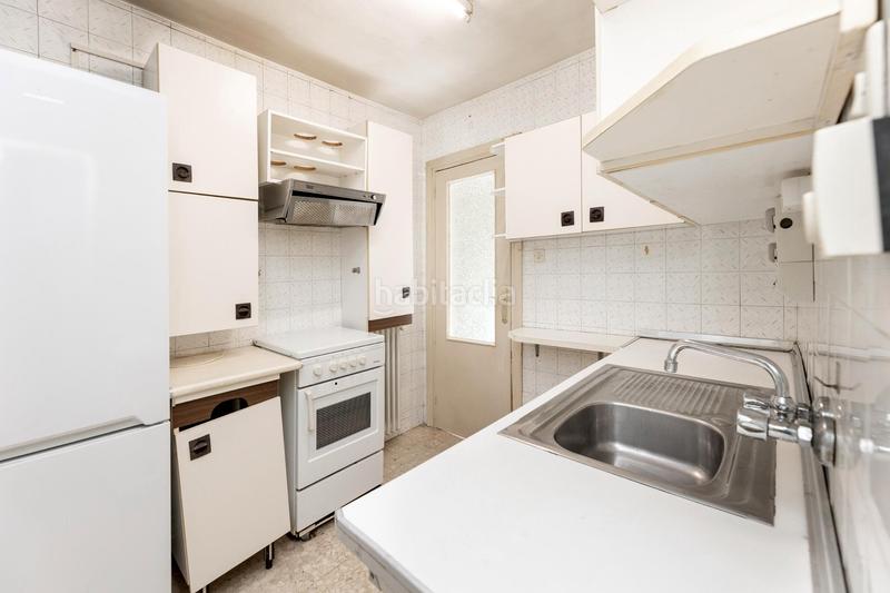 Foto a8f0ae67-db47-49be-97d1-b67c5835ae86. Piso junto a hipercor, en la calle cañaveral, y muy cerca de la facultad de ciencias, sale a la venta este piso en primera planta con a en Granada