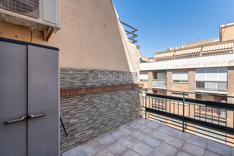Foto 833923ce-28a8-4fc4-9f98-fd81212e4c26. Piso presentamos un espectacular piso ubicado en una planta alta en el corazón , a escasos pasos de la emblemática calle pedr en Granada