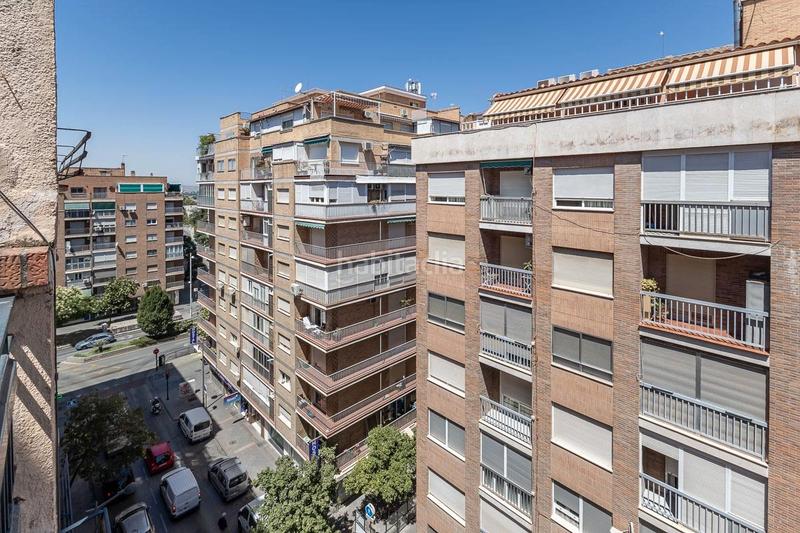 Foto 8c888d90-1df1-4e10-a3ce-ac75bad07bec. Piso presentamos un espectacular piso ubicado en una planta alta en el corazón , a escasos pasos de la emblemática calle pedr en Granada