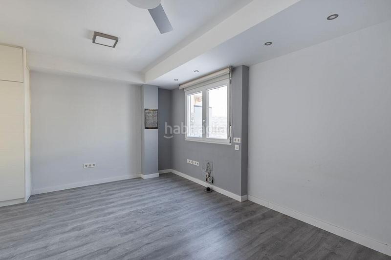 Foto 952ac530-2b82-49de-a8e5-01208cc36189. Piso presentamos un espectacular piso ubicado en una planta alta en el corazón , a escasos pasos de la emblemática calle pedr en Granada