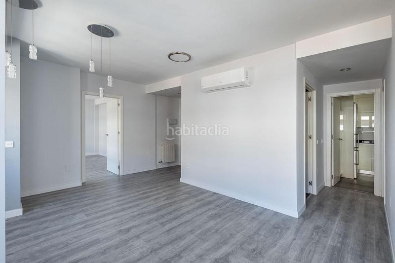 Foto aac8fe72-bcd5-4381-8121-c0a76e490021. Piso presentamos un espectacular piso ubicado en una planta alta en el corazón , a escasos pasos de la emblemática calle pedr en Granada