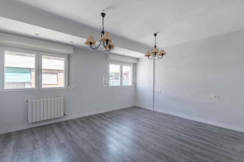 Foto ae81d9ce-a80a-495b-88cf-fc4734682a59. Piso presentamos un espectacular piso ubicado en una planta alta en el corazón , a escasos pasos de la emblemática calle pedr en Granada